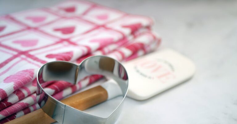 découvrez notre sélection de cadeaux de cuisine parfaits pour surprendre les passionnés de gastronomie. des ustensiles innovants aux accessoires originaux, trouvez le présent idéal pour tous les amateurs de cuisine !