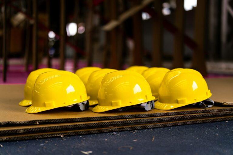 La sécurité industrielle au Québec : un enjeu stratégique pour les entreprises manufacturières Several bright yellow hard hats are neatly lined up.