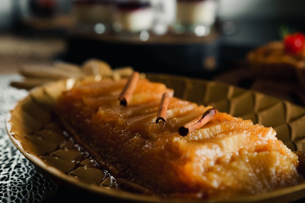 Tarte Tranchée Sur Assiette En Céramique