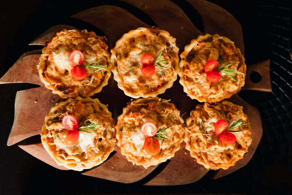 Savourez la saveur des tartelettes au poulet fraîchement cuites garnies de tomates cerises et de romarin.