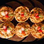 Savourez la saveur des tartelettes au poulet fraîchement cuites garnies de tomates cerises et de romarin.