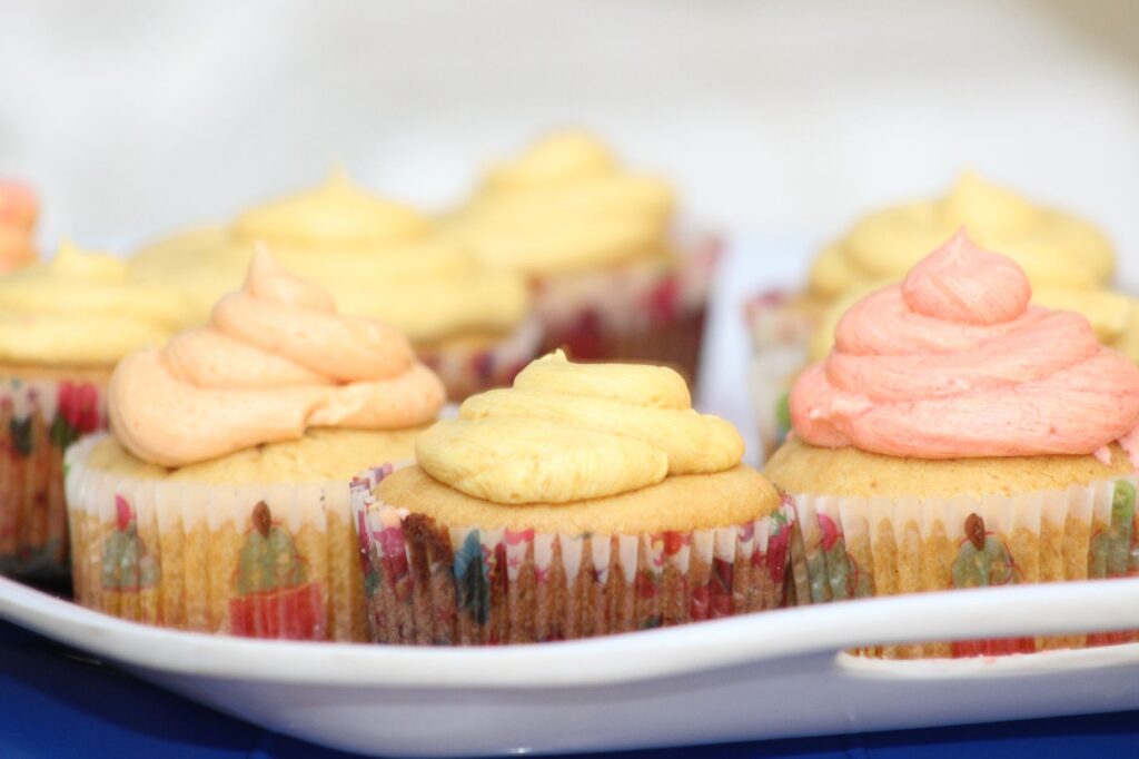 Gros plan de cupcakes faits maison avec un glaçage coloré, parfaits pour les amateurs de desserts.
