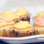 Gros plan de cupcakes faits maison avec un glaçage coloré, parfaits pour les amateurs de desserts.
