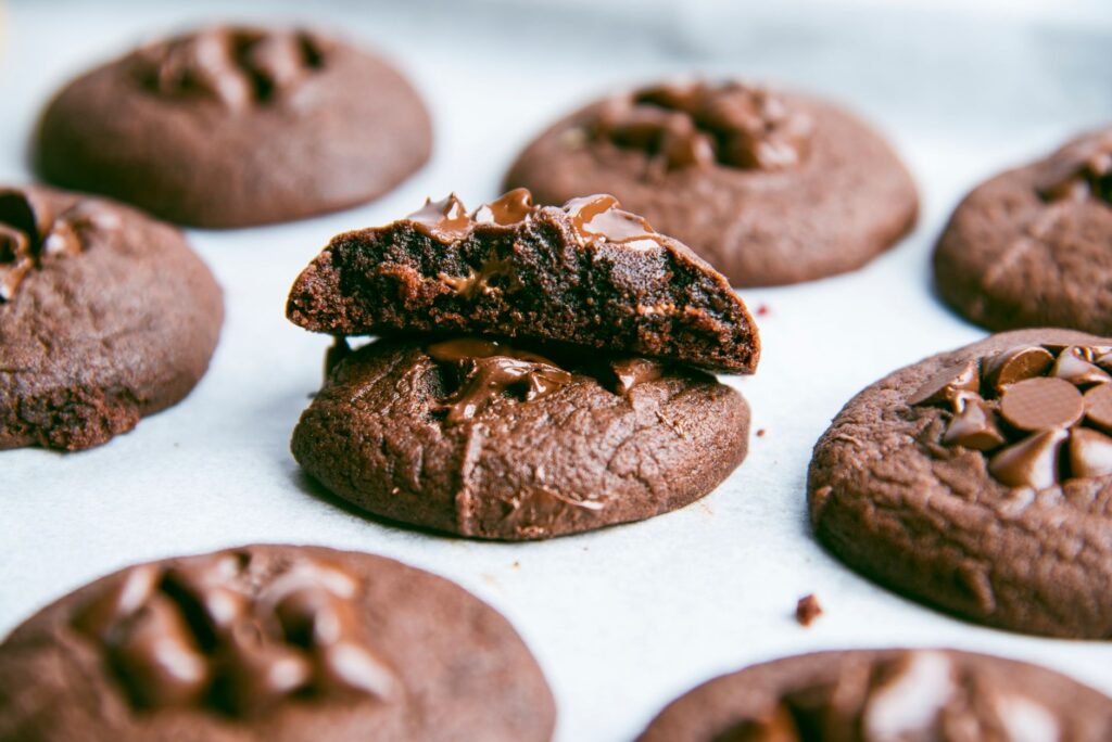 Gros plan de cookies au chocolat frais avec des morceaux de chocolat fondu.
