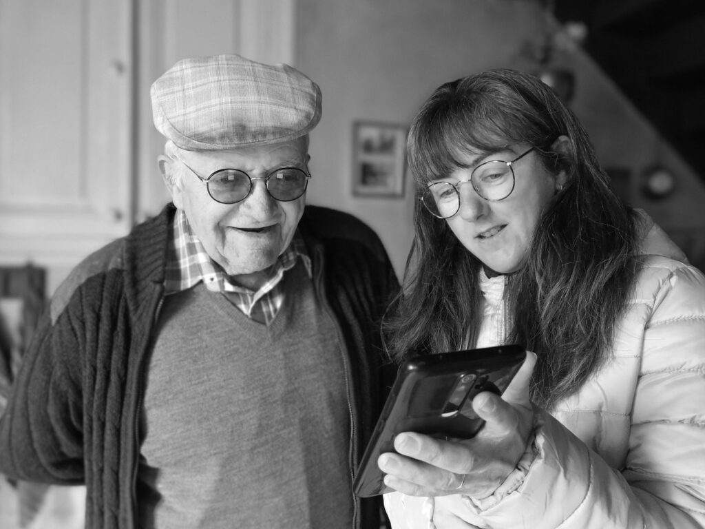 Couple De Personnes âgées Vérifiant Leur Téléphone En Noir Et Blanc