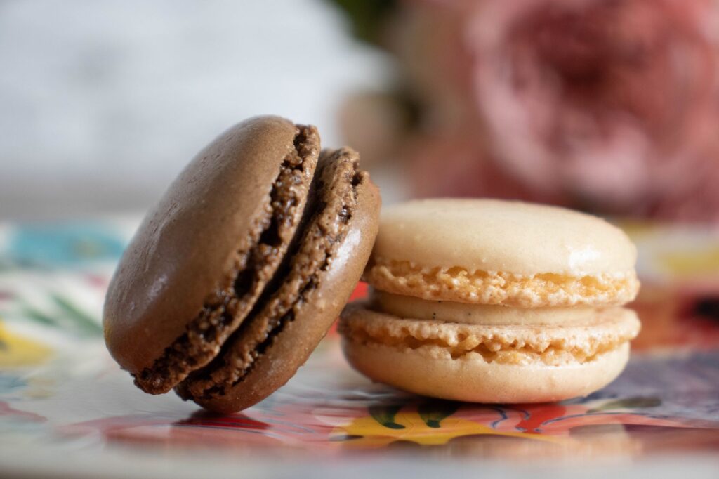 Photos gratuites de #intérieur, assiette colorée, biscuits