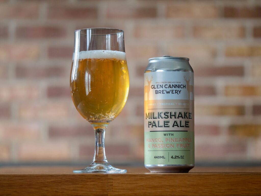 Verre et canette de Glen Cannich Milkshake Pale Ale avec des saveurs de mangue, d'ananas et de fruit de la passion.