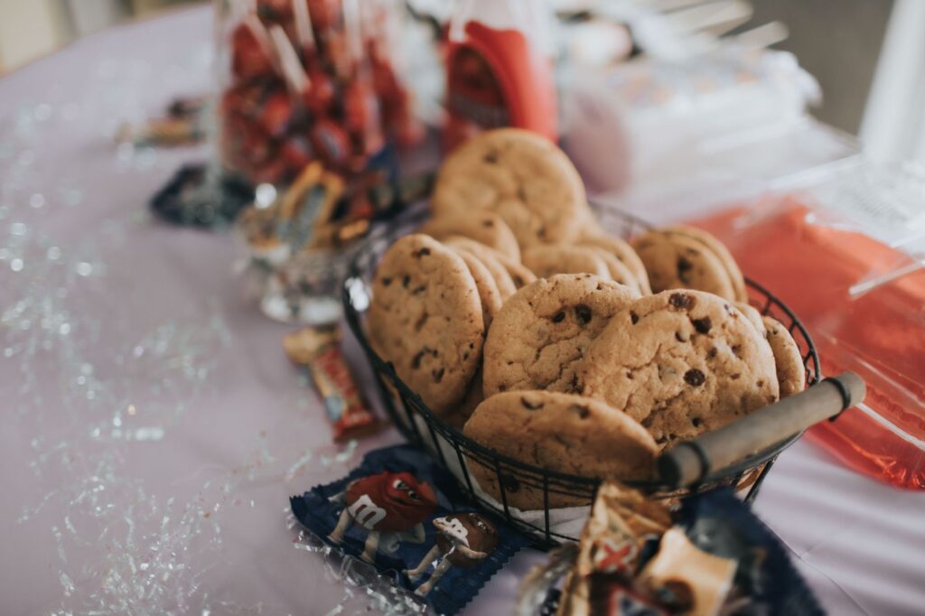 Panier de biscuits au chocolat faits maison avec des bonbons sur une table festive.