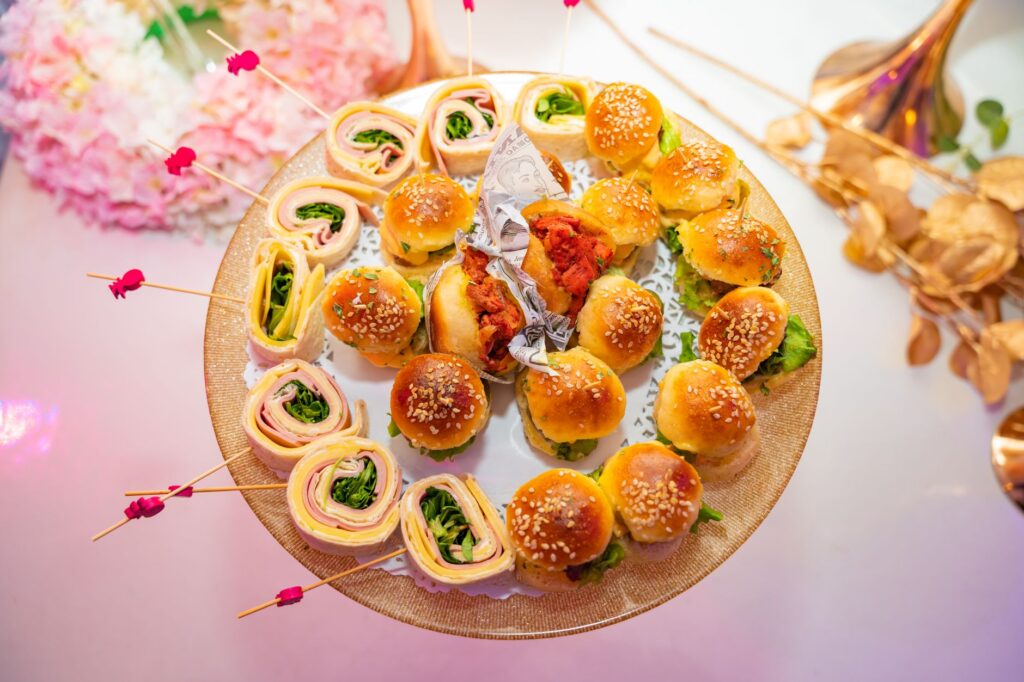 Plateau coloré avec mini sandwichs et wraps garnis de graines de sésame.