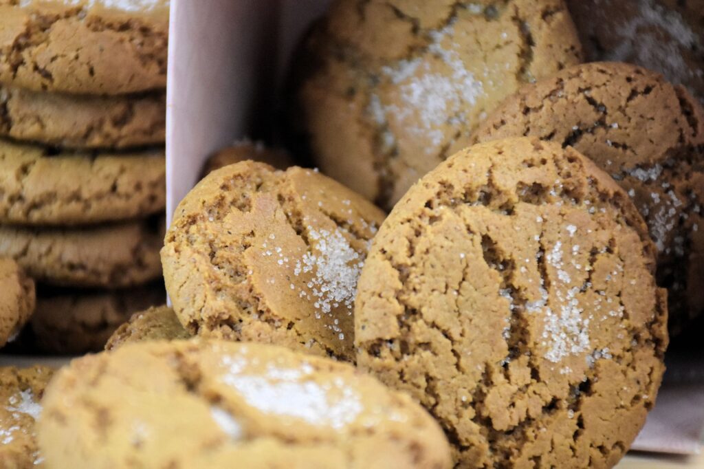Gros plan sur des biscuits au gingembre frais saupoudrés de sucre. Parfait pour les occasions festives.