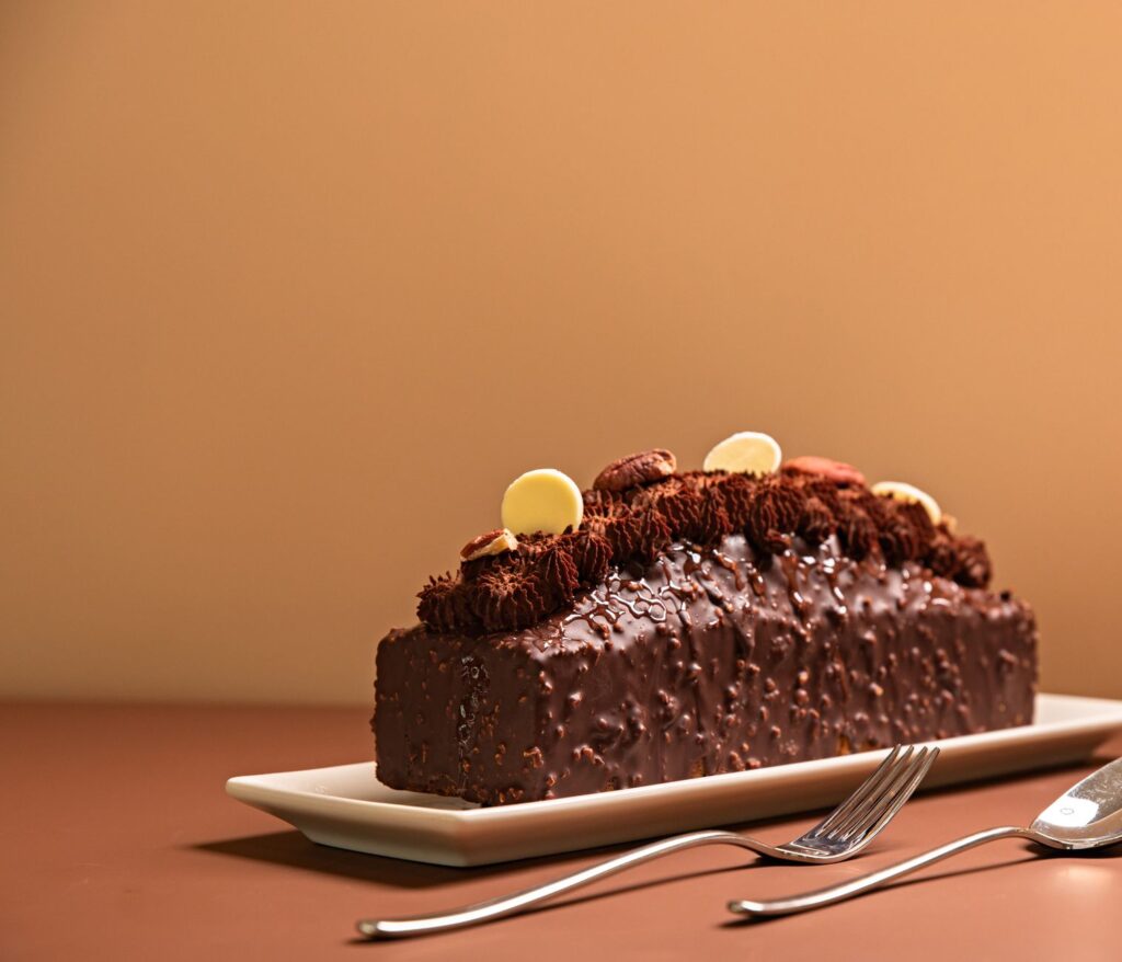 Laissez-vous tenter par ce riche gâteau au chocolat et aux noisettes garni de douceurs, parfait pour les amateurs de desserts.