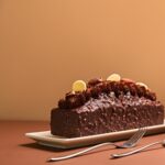 Laissez-vous tenter par ce riche gâteau au chocolat et aux noisettes garni de douceurs, parfait pour les amateurs de desserts.