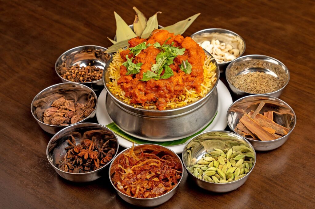 Biryani indien aux épices vibrantes joliment disposées. Parfait pour les gourmands.