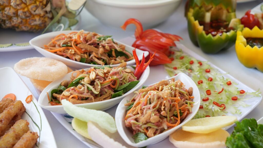 Plats asiatiques vibrants avec des ingrédients frais et des garnitures sur une table dressée.