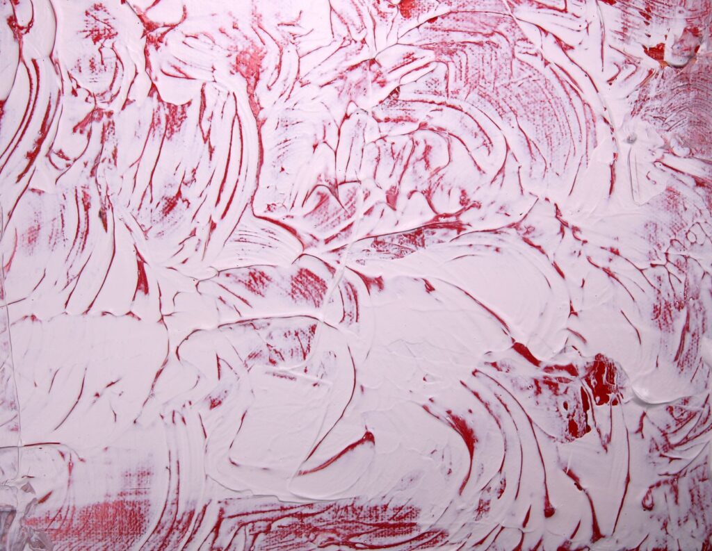 Un motif abstrait vif en rouge et blanc, mettant en valeur des coups de pinceau texturés et une expression créative.