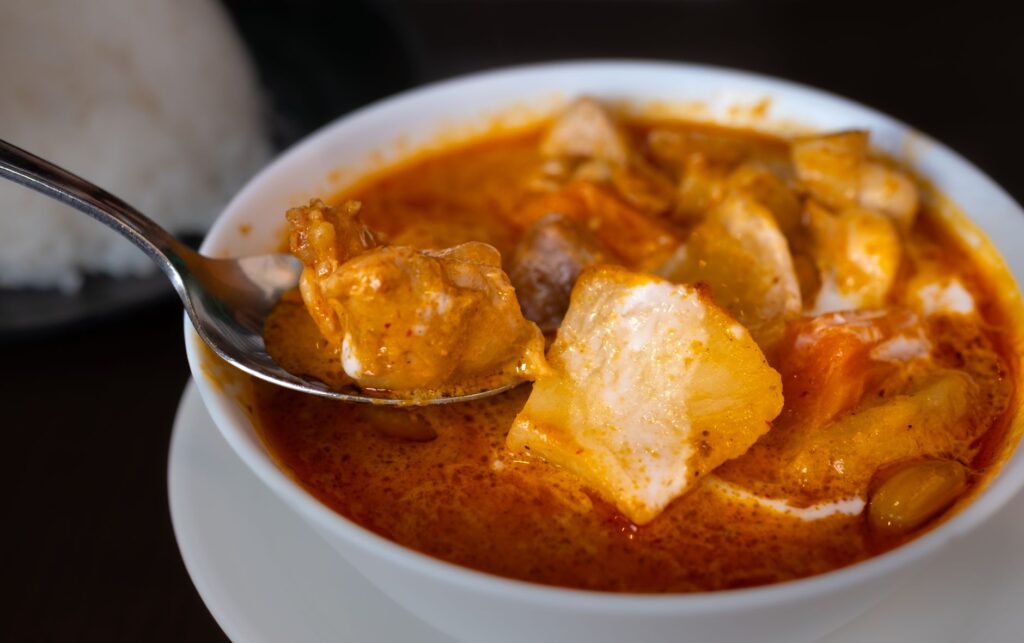 Curry japonais avec poulet tendre et pommes de terre dans une sauce riche et épicée.