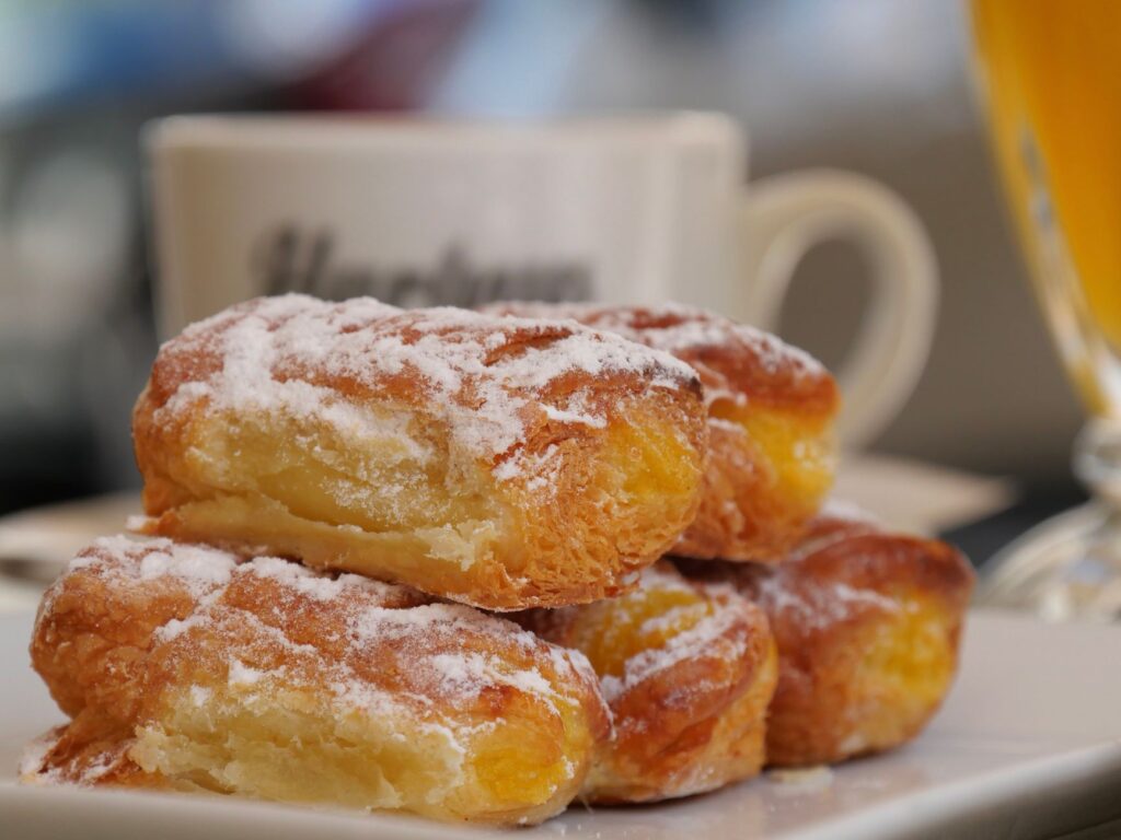 Feuilletés saupoudrés de sucre glace, parfaits avec le café.