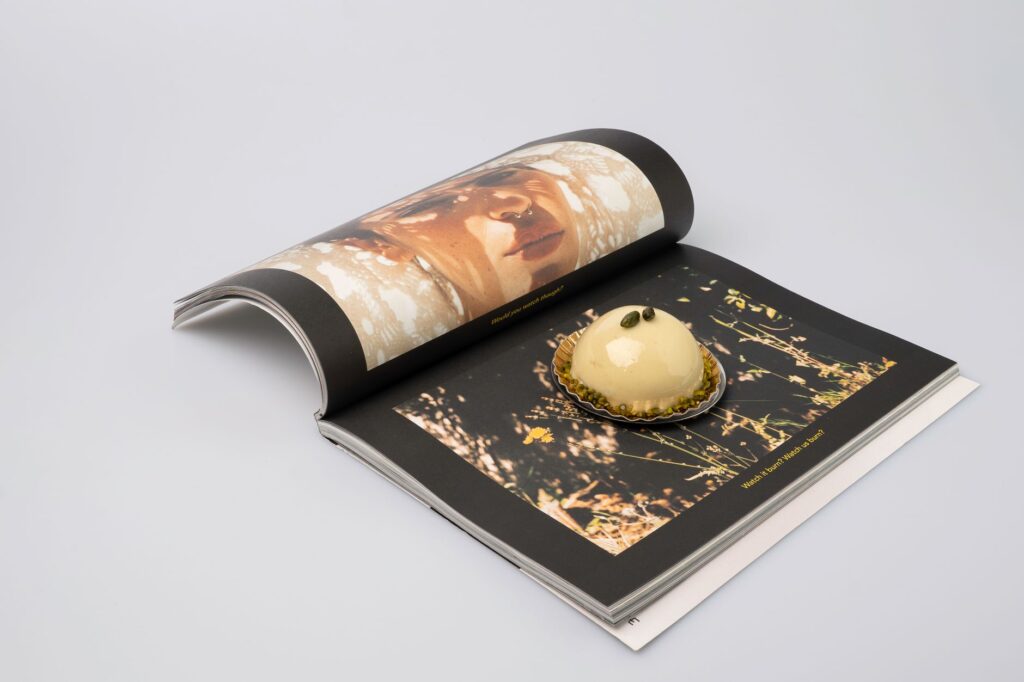 Un dessert gastronomique est posé sur un livre d'art, capturant un mélange d'art culinaire et visuel.