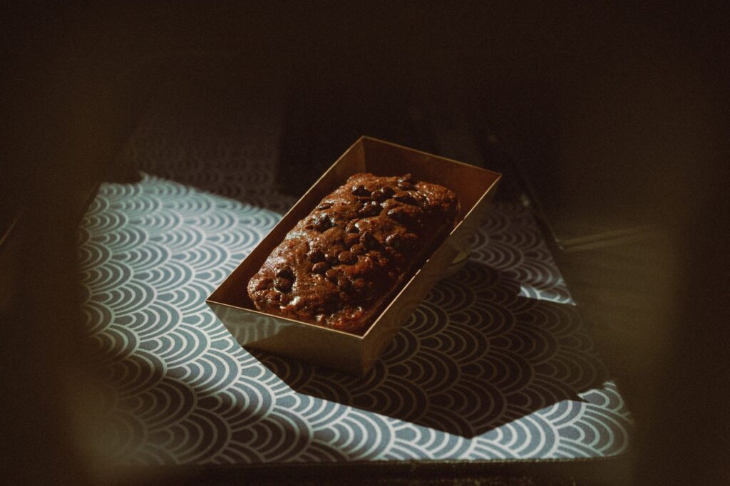 Gâteau au chocolat artistique dans un décor de pâtisserie de style vintage à Ho Chi Minh-Ville, Vietnam.