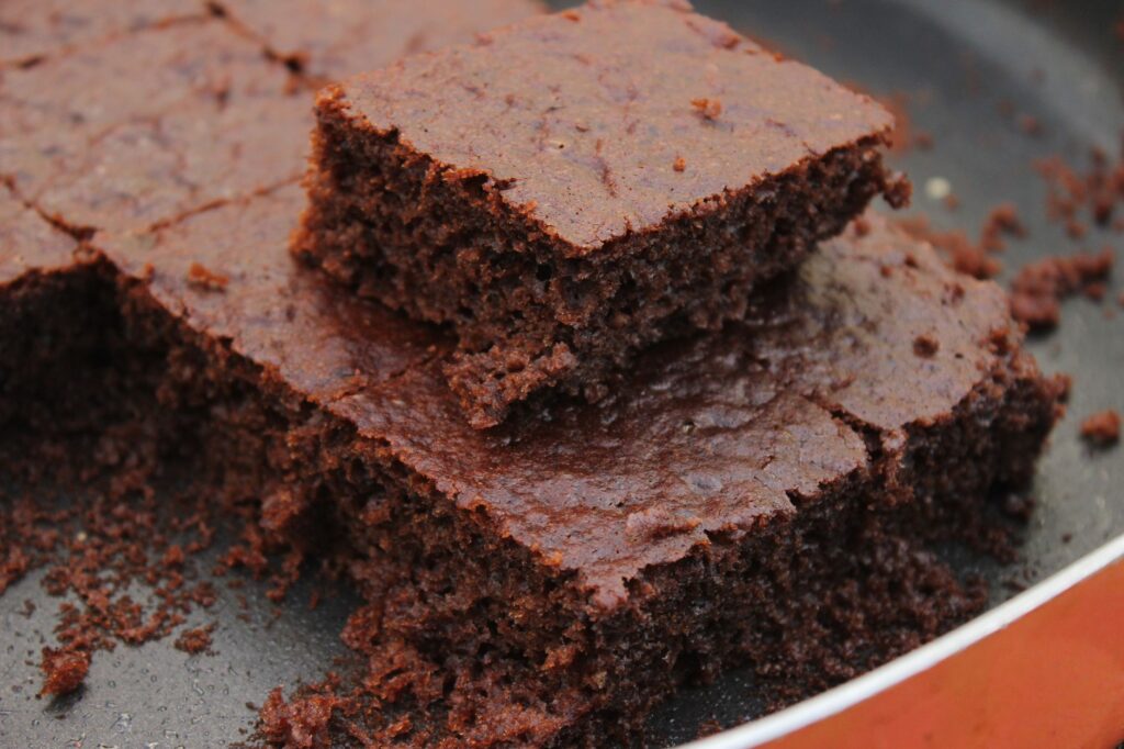 Photo en gros plan de brownies au chocolat fraîchement cuits, riches et moelleux.