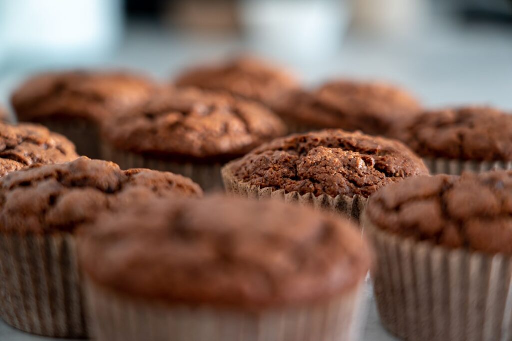 Gros plan de muffins au chocolat faits maison, parfaits pour une douce indulgence.