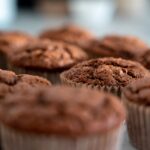 Gros plan de muffins au chocolat faits maison, parfaits pour une douce indulgence.