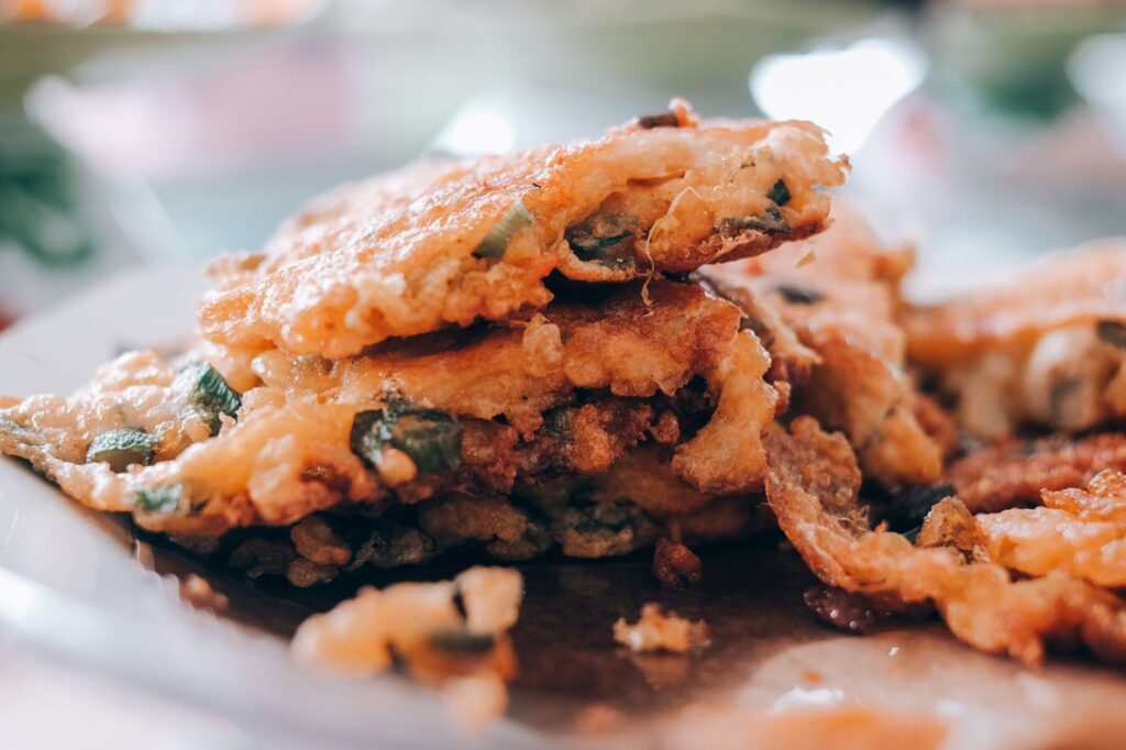 De délicieux beignets de légumes frits, empilés sur une assiette, parfaits pour les gourmands.