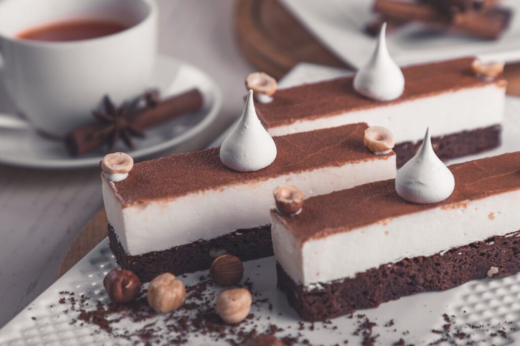 Gâteau Au Chocolat Avec Glaçage Blanc Sur Le Dessus