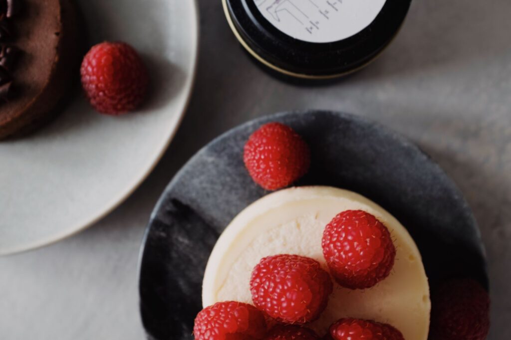 Régalez-vous avec ce délicieux cheesecake surmonté de framboises fraîches, parfait pour les amateurs de desserts.