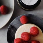 Régalez-vous avec ce délicieux cheesecake surmonté de framboises fraîches, parfait pour les amateurs de desserts.