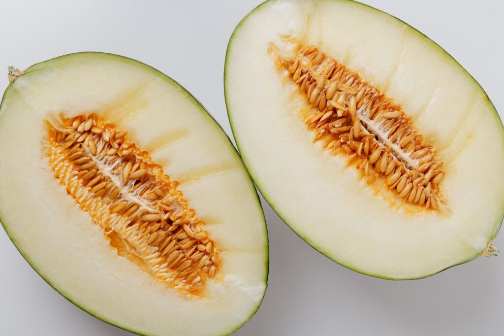 Gros plan d'un melon cantaloup fraîchement tranché mettant en valeur les graines et la texture.