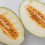 Gros plan d'un melon cantaloup fraîchement tranché mettant en valeur les graines et la texture.