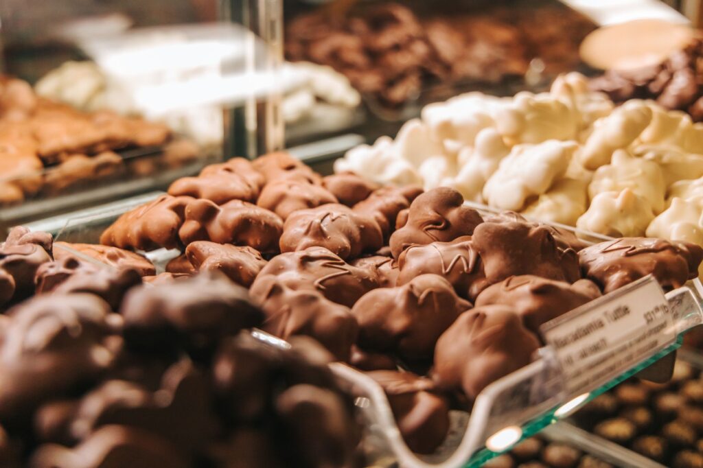 Variété tentante de douceurs au chocolat au lait et chocolat blanc en exposition, prêtes à être dégustées.