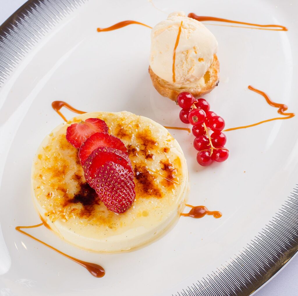 Gros Plan D'un Dessert Dans Une Assiette
