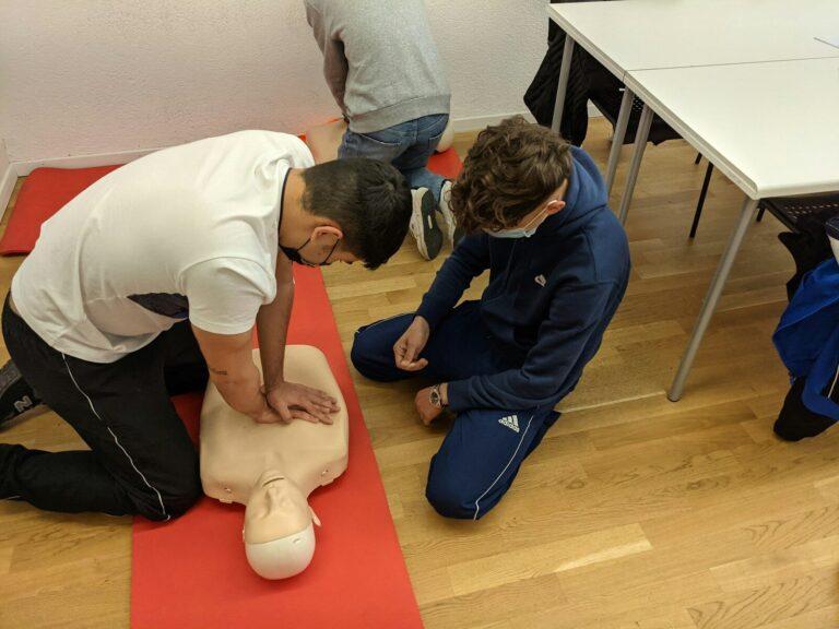 Ce que la plupart des gens croient savoir sur la RCR est faux man in white t-shirt and blue pants sitting on floor