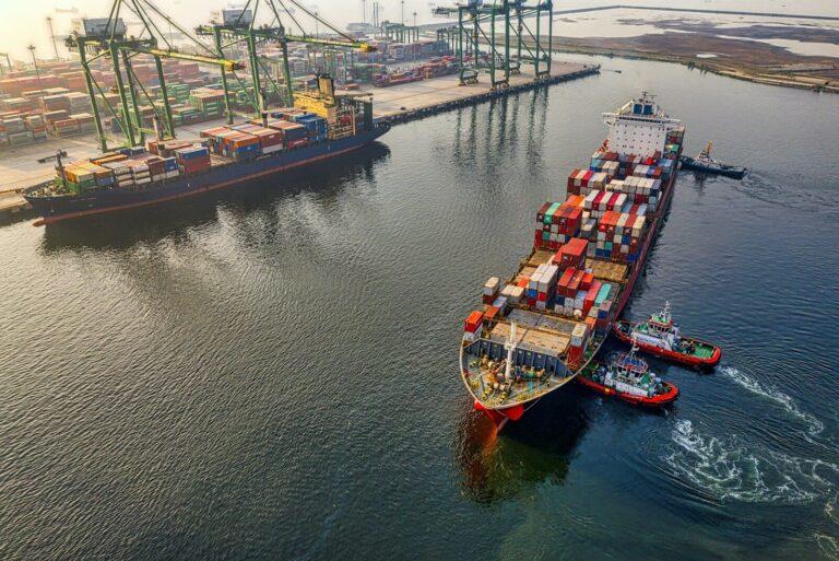 Sécuriser le fret maritime : les enjeux méconnus du scellement des conteneurs red and blue cargo ship on body of water during daytime