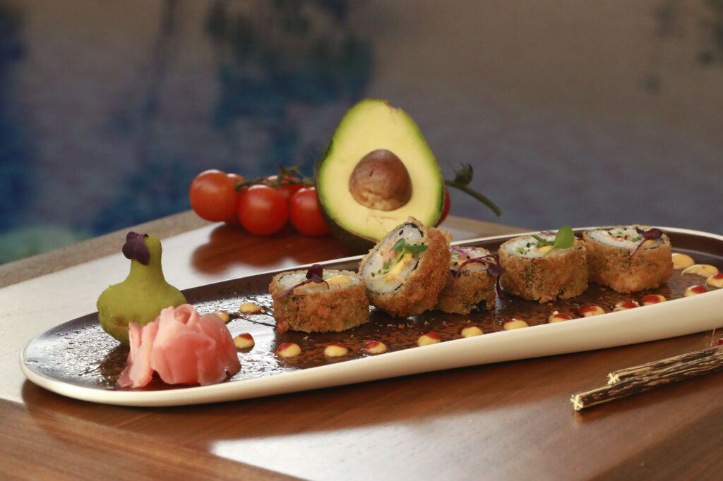 Savourez des rouleaux de sushi croustillants avec de l'avocat et du gingembre mariné.