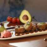 Savourez des rouleaux de sushi croustillants avec de l'avocat et du gingembre mariné.