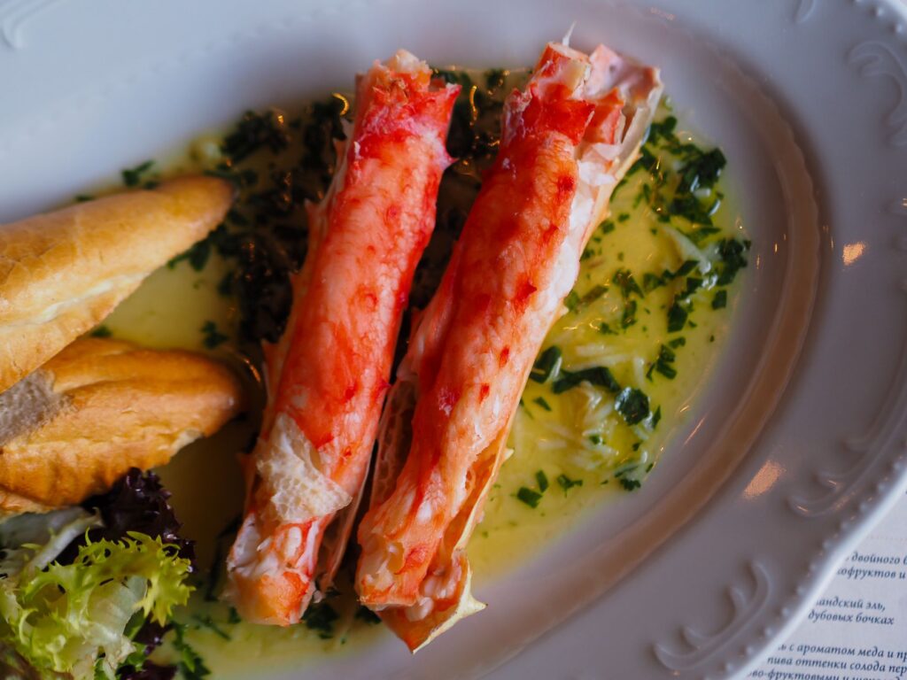 Savoureuses pattes de crabe royal servies avec du pain et des herbes dans un cadre gourmet.