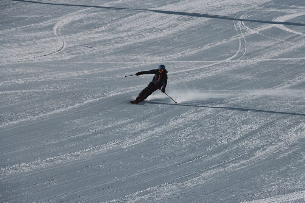 Un skieur navigue gracieusement sur une pente enneigée à Soelden, en Autriche, pendant l'hiver.