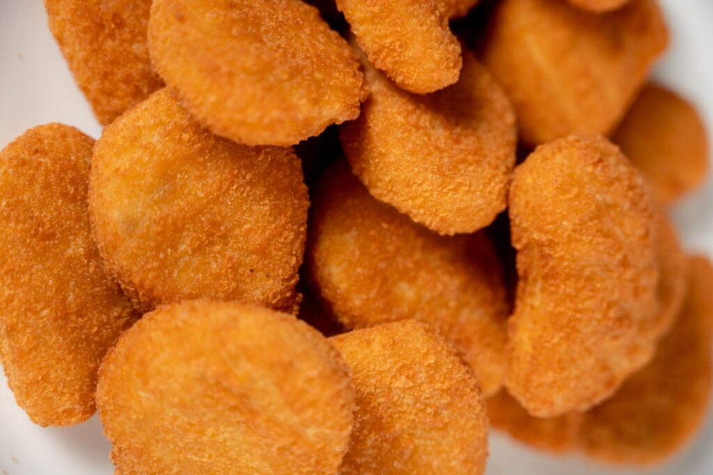 Des nuggets de poulet dorés et croustillants, parfaitement panés pour un délice savoureux.