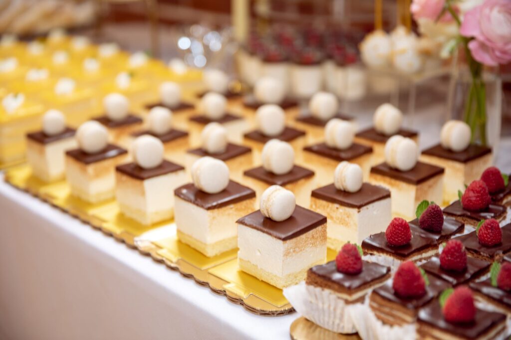 Une table de desserts somptueuse avec une variété de pâtisseries, y compris des tartes au chocolat et des gâteaux à étages.