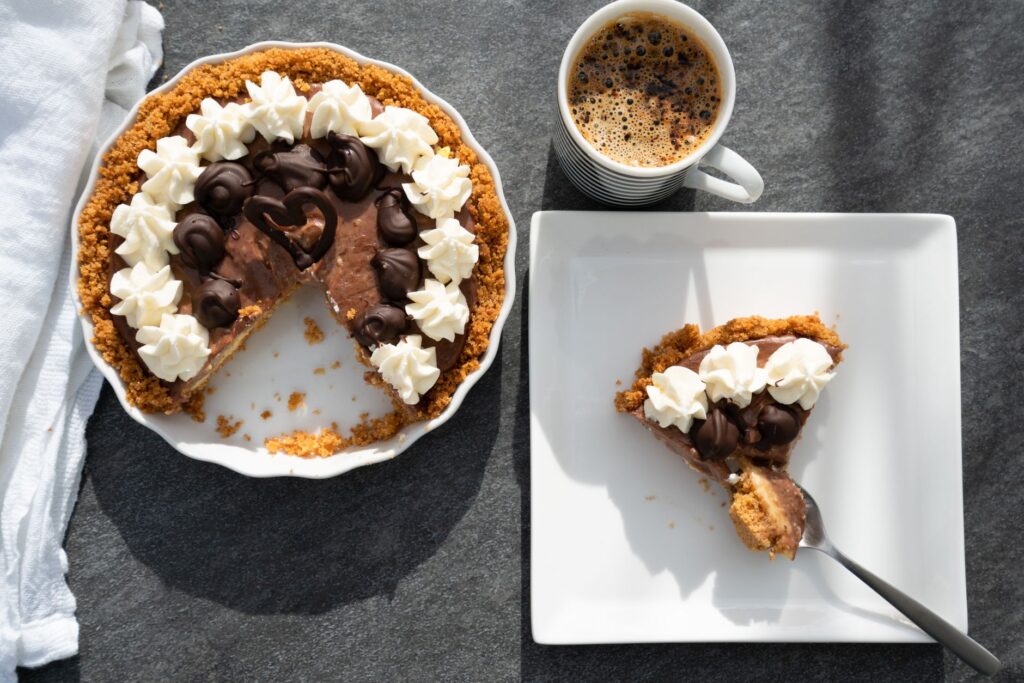 Savourez une part de tarte au chocolat avec une tasse de café chaud pour un délice parfait.