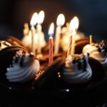 Gros plan sur un gâteau au chocolat avec des bougies et des biscuits, parfait pour les célébrations.