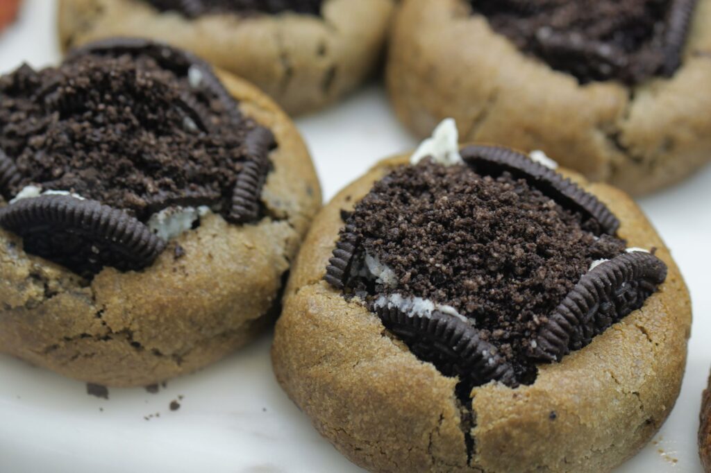 Gros plan de cookies cuits surmontés de miettes d'Oreo, une friandise sucrée et alléchante.