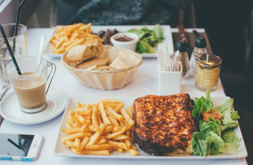 Savourez un délicieux repas avec un croque monsieur, des frites et une salade dans un bistrot parisien.