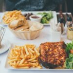 Savourez un délicieux repas avec un croque monsieur, des frites et une salade dans un bistrot parisien.