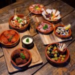 Un assortiment délicieux de tapas traditionnelles servies sur des planches en bois rustiques pour un repas appétissant.