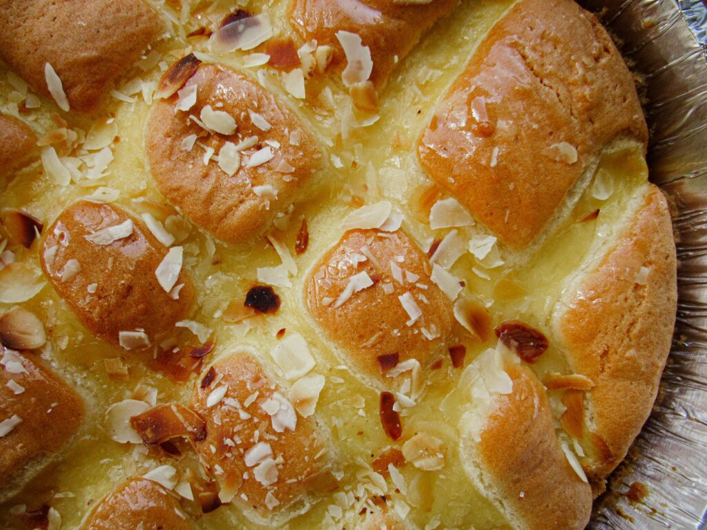 Pâtisserie aux amandes dorée avec une texture feuilletée et des amandes tranchées, prête pour un délice au petit-déjeuner.