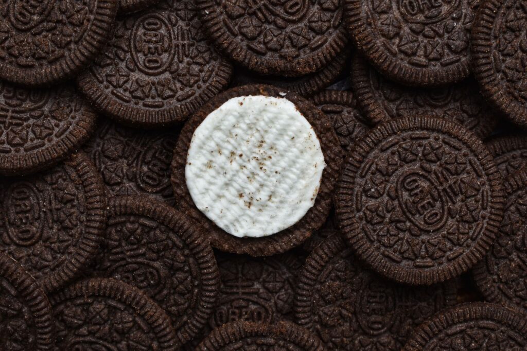 Délicieux biscuits au chocolat à la crème empilés avec un dessus de crème manquant.